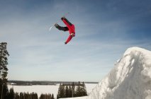 Snowboarder masculino de cabeça para baixo durante o salto aéreo médio — Fotografia de Stock