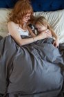 Мати тримає дочку, коли спить. — стокове фото