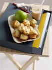 Assiette de biscuits aux herbes avec pomme — Photo de stock