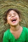 Retrato de uma menina rindo — Fotografia de Stock