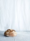 Pane di pasta madre su tovaglia grigia — Foto stock