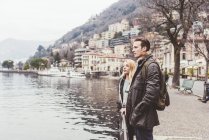 Молода пара дивиться на березі озера, озера Комо, Італія — стокове фото