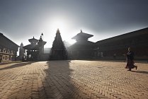 Городская площадь с проходящей женщиной в подсветке, Бактапур, Непал — стоковое фото