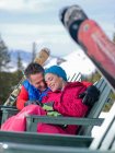 Зрелый мужчина и молодая женщина отдыхают вместе на горнолыжном курорте — стоковое фото