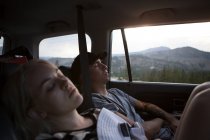 Young woman and woman asleep in car, Mammoth Lakes, California, USA — Stock Photo