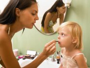 Mutter und Tochter schminken sich — Stockfoto