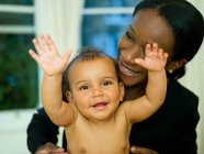 Eine Mutter umarmt ihr kleines Baby — Stockfoto