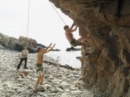 Скелясті альпіністи дзвонять вниз по скелях обличчя — стокове фото