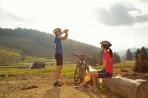 Mann und Frau rasten mit Mountainbikes, Steiermark, Österreich — Stockfoto