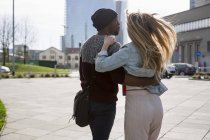 Багатонаціональна пара обіймається на вулиці — стокове фото