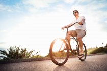 Чоловік їде на велосипеді на відкритому повітрі — стокове фото