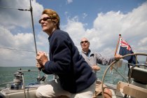 Reifes Paar segelt Jacht — Stockfoto