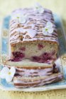 Gâteau éponge framboise garni de fleurs — Photo de stock