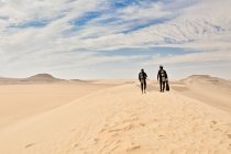 Dos hombres vestidos de traje de baño, Gran Mar de Arena, Desierto del Sahara, Egipto, África. - foto de stock