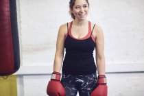 Mujer joven boxeadora con guantes de boxeo rojos - foto de stock