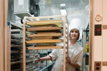 Жіночий шеф-кухар у ходьбі в морозильній камері на комерційній кухні — стокове фото