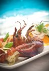 Natura morta di frutti di mare piatto con basilico e aneto guarnire — Foto stock