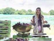 Donna con cestini di ciliegie fresche — Foto stock