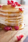 Pancakes with raspberries and syrup — Stock Photo