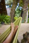 Close up de pernas femininas e pés na rede de praia — Fotografia de Stock