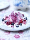 Малиновый десерт с ягодами и сахарной пудрой — стоковое фото