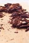 Primo piano colpo di trucioli di cioccolato sul tavolo — Foto stock