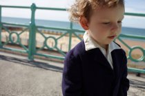 Портрет маленького мальчика на набережной — стоковое фото