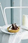 Chocolate tart on plate — Stock Photo
