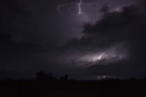 Tornado in der Nacht erzeugt mehrere Arten von Blitzen — Stockfoto