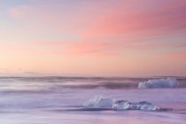 Айсберги на пляже в сумерках — стоковое фото