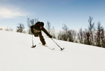 One-legged skier snowy slope — Stock Photo
