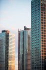 Ventanas de rascacielos urbanos - foto de stock