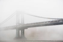 Nebel wälzt sich über Brücke — Stockfoto