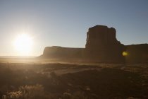 Salida del sol en Monument Valley, Navajo, Arizona, EE.UU. - foto de stock
