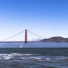 Misty Golden Gate bridge, San Francisco, California, EE.UU. - foto de stock
