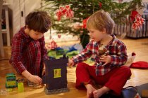 Meninos abrindo presentes de Natal — Fotografia de Stock