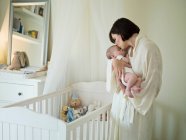 Una madre che tiene in braccio un neonato — Foto stock