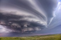 Anticyclonic supercell thunderstorm over the plains, Deer Trail, Colorado, EE.UU. - foto de stock