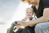 Vater und kleine Tochter fahren gemeinsam Fahrrad — Stockfoto
