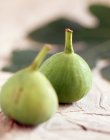 Gros plan de figues vertes fraîches cueillies — Photo de stock