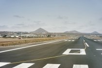 Аеропорт злітно-посадкової смуги і далеких гір, Лансароте, Іспанія — стокове фото