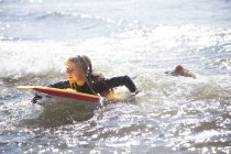 Porträt eines Mädchens auf einem Surfbrett, wales, uk — Stockfoto