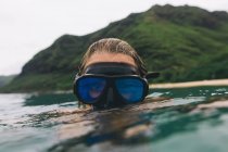 Nadador usando óculos perto da superfície do mar — Fotografia de Stock