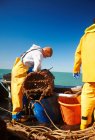 Рибалки на роботі на човні — стокове фото