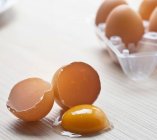 Розбиті яєчні шкаралупи і жовток — стокове фото