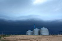 Arcus хмара з буря над Елеватори — стокове фото