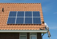 Contrôle de l'installation de panneaux solaires sur le toit d'une nouvelle maison, Pays-Bas — Photo de stock