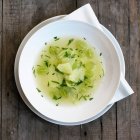 Верхний вид тарелки овощного супа — стоковое фото
