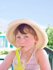 Fille portant chapeau de soleil boire boisson gazeuse — Photo de stock