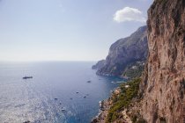Vue sur la mer et les falaises côtières du sud, Capri, Italie — Photo de stock